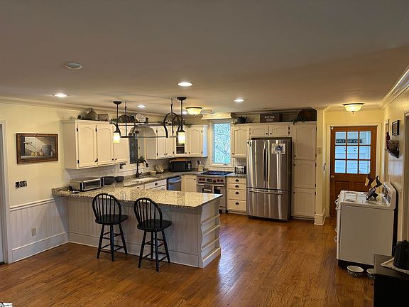 3rd image of 557 Country Club Rd