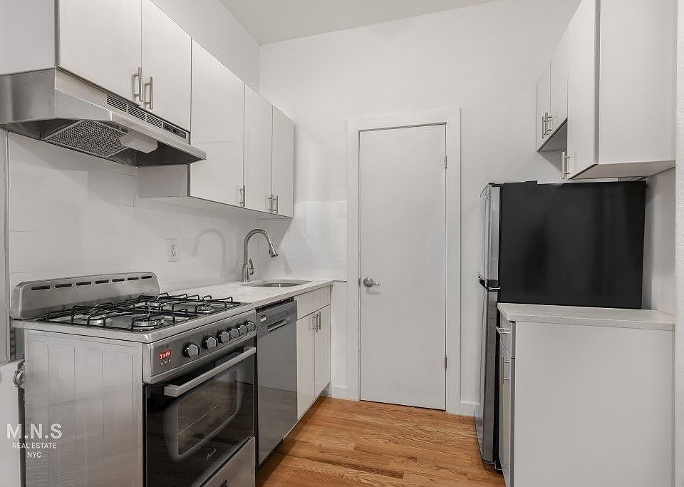 1st image of 320 W 49th St APT 4RW