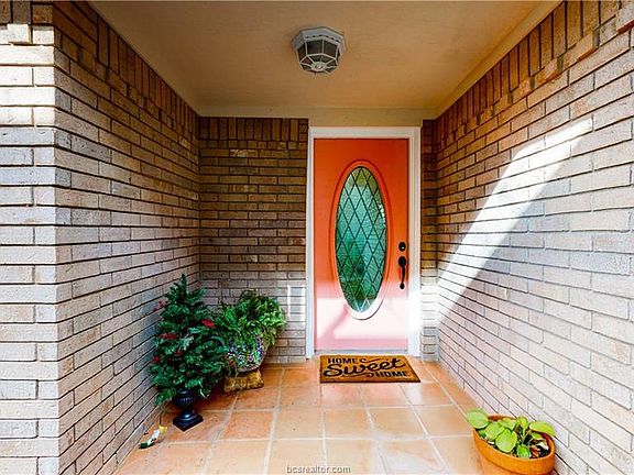 3rd image of 3002 Broadmoor Dr