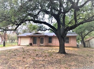 402 Wedgewood Way, Devine, TX 78016