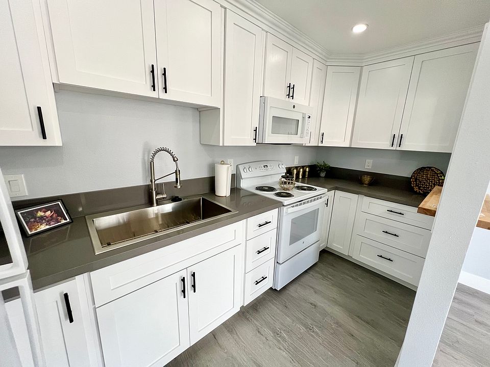 Unit 9 - Valentine Special (completely renovated) Downstairs