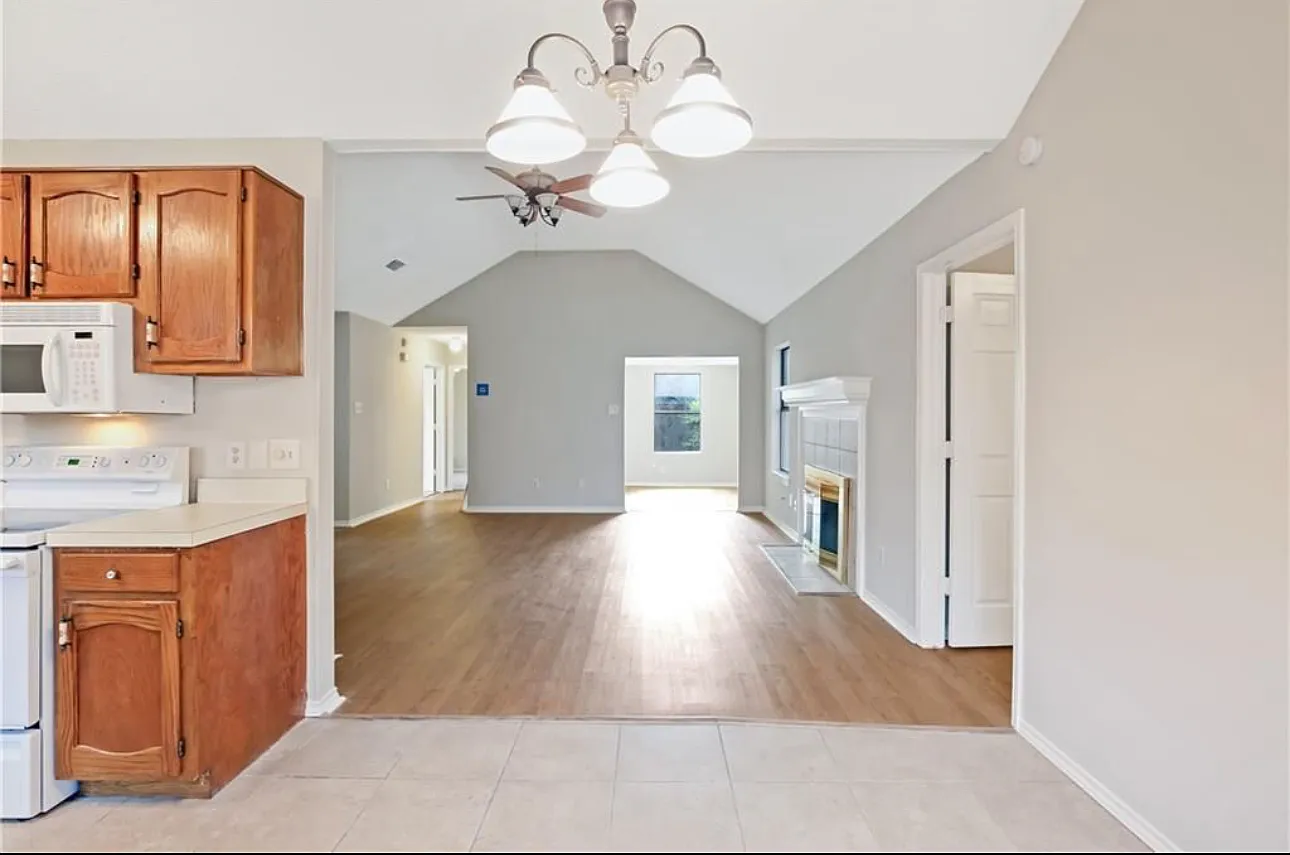 3 bed, 1106 sqft, $2,150 — Photo 4