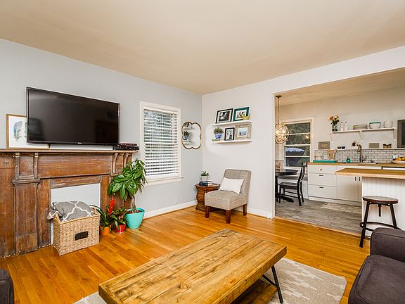 3rd image of 6102 Hampstead Ave