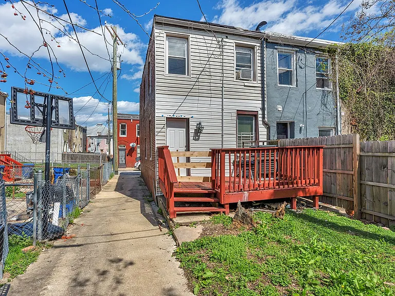 1562 N Woodyear St — Photo 23