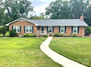 107 Calhoun Dr, Cheraw, SC 29520