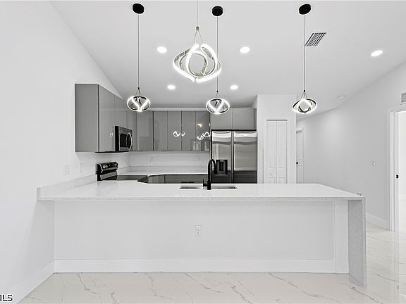 5th image of 1008/1010 Jaguar Blvd