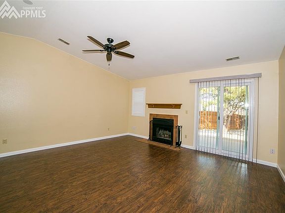 Brand new Laminate Hardwood Flooring throughout!