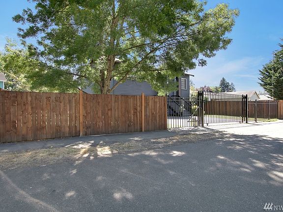 3rd image of 902 127th Street Ct E