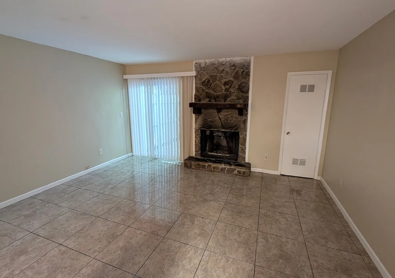 2 bed, 2.5 bath, 1700 sqft, $1,450 — Photo 3