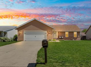 1430 Honeysuckle Ln, Farmer City, IL 61842