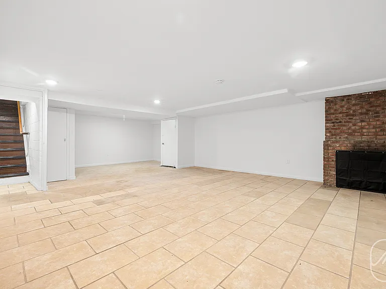 313 W 29th St #B — Photo 12