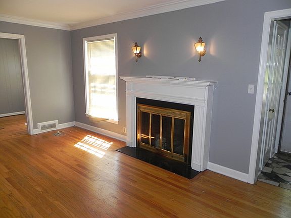 3rd image of 612 E 70th St