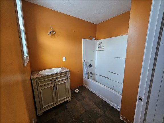 5th image of 417 Bairdford Rd W