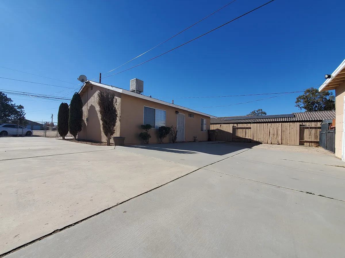 Building Photo - 16457 Juniper St #B