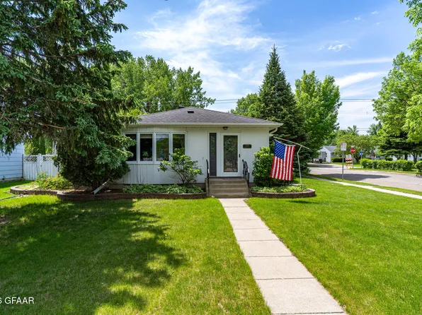 1529 Chestnut Pl, Grand Forks, ND 58201