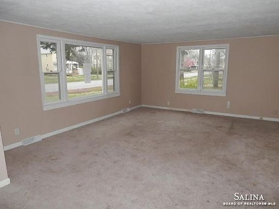 4th image of 211 1/2 S Oakdale Ave