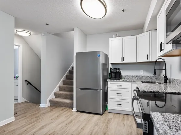 4 Duck Pond Rd APT 211, Beverly, MA 01915