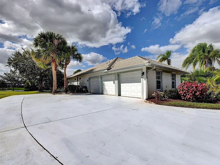 8028 Plantation Lakes Dr — Photo 51