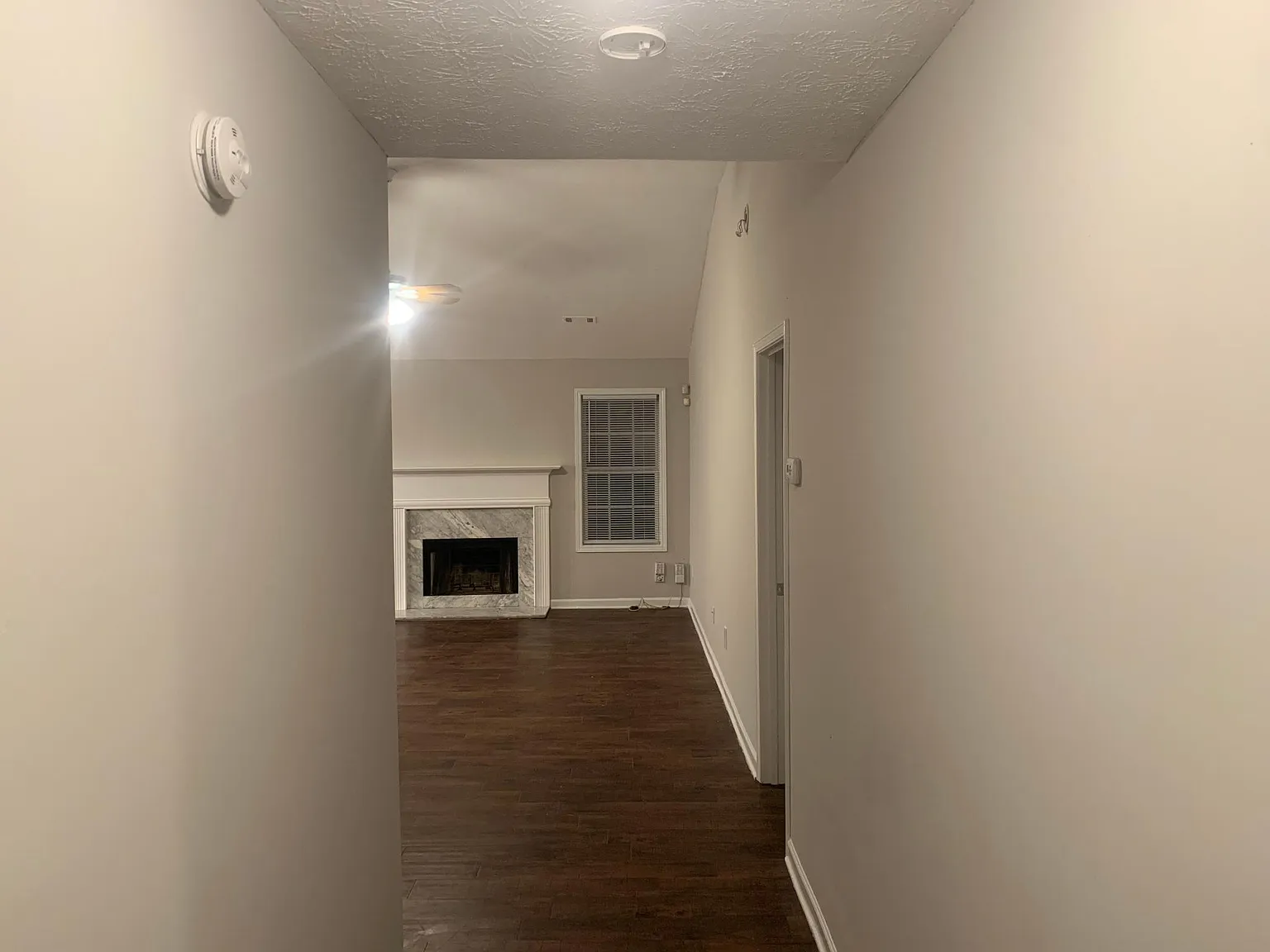 3 bed, 1270 sqft, $1,900 — Photo 2