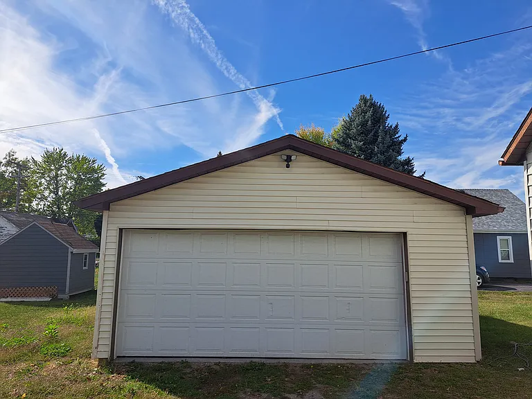 718 Center St — Photo 2