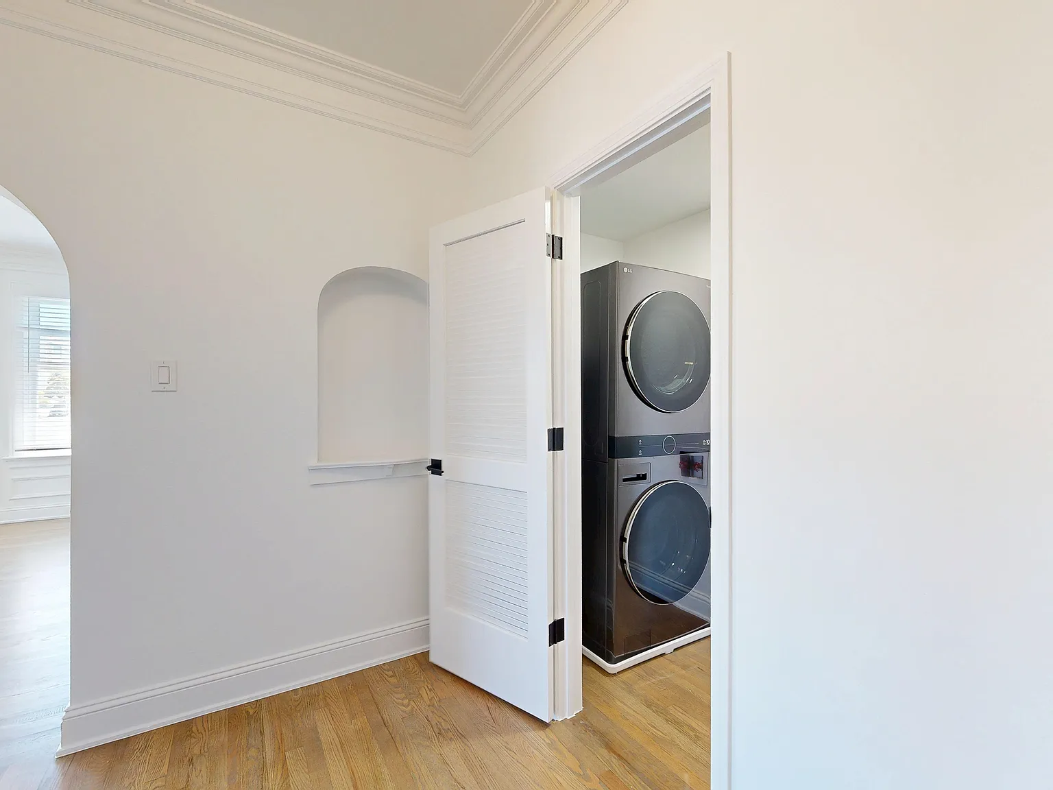 Spacious 3BR with City Views | In-Unit Laundry | Pet Friendly — Photo 4