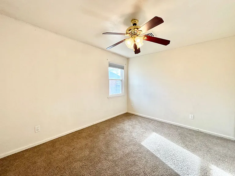 530 Louisa St — Photo 8