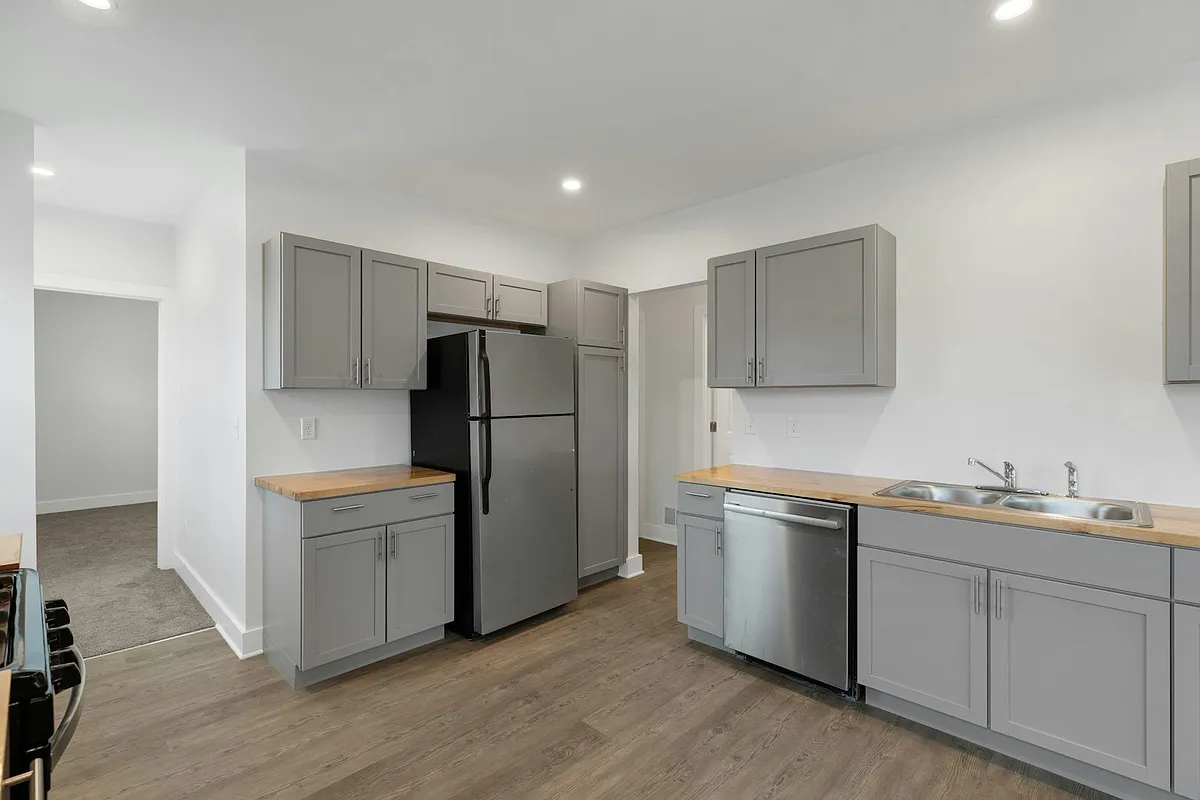 Kitchen - 392 Philip St #2