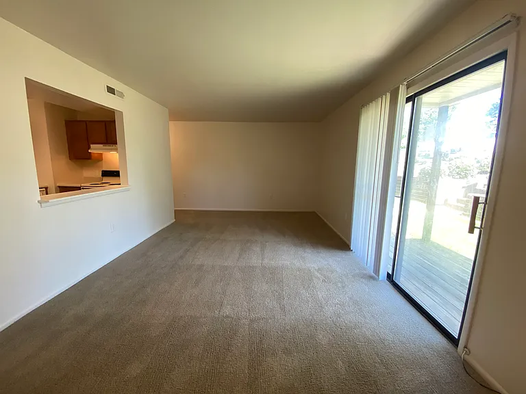 County Green Apartments — Photo 32