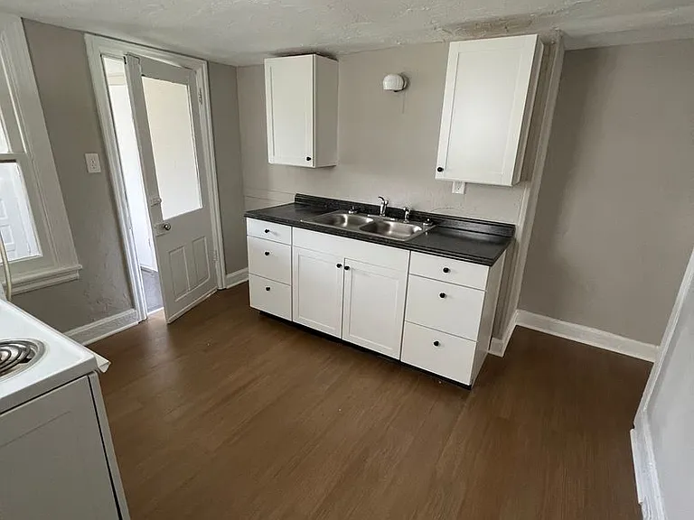 153 E Louther St — Photo 7