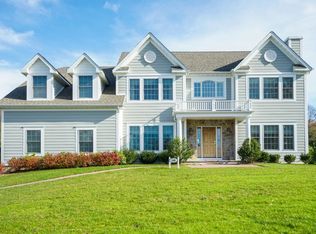 108 Woods Ct, Glen Head, NY 11545