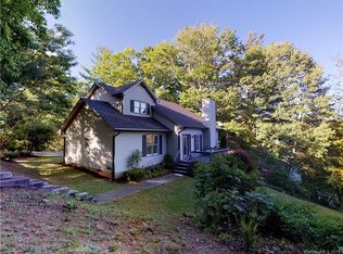 25 Fairview Hills Dr, Fairview, NC 28730