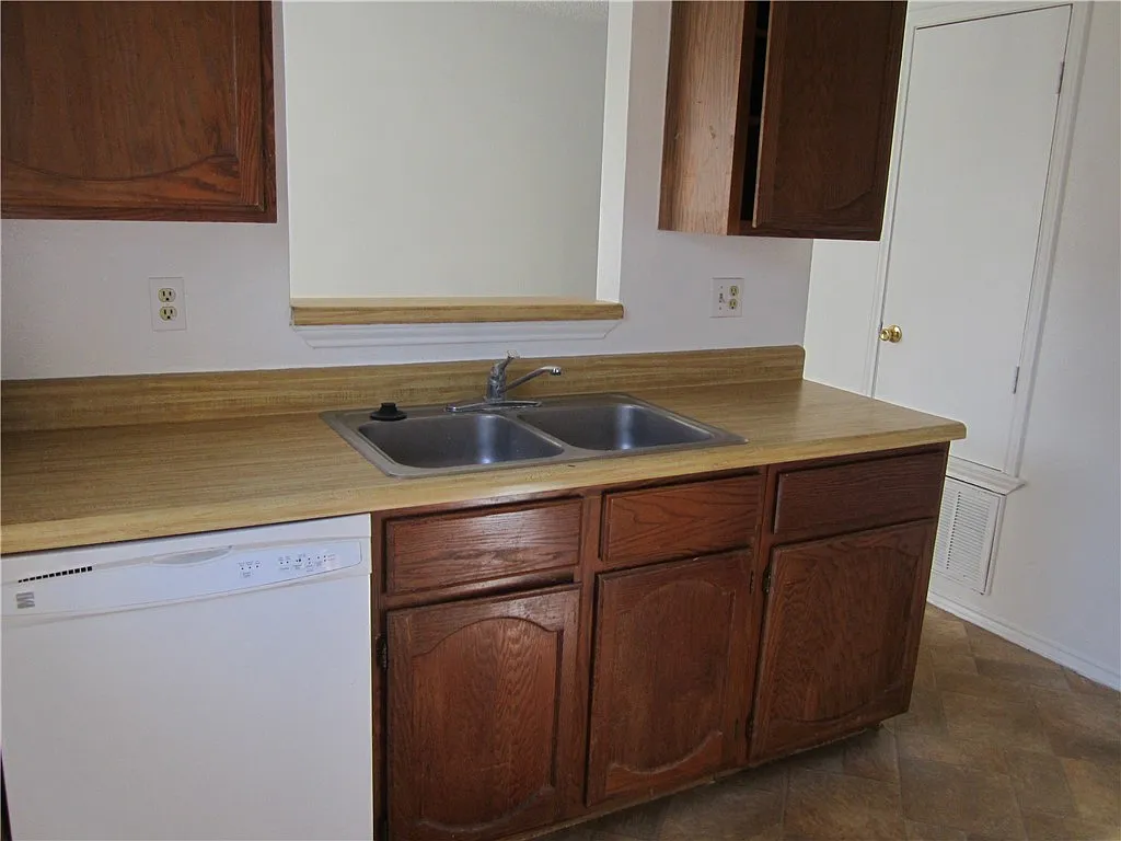 2 bed, 1.5 bath, 974 sqft, $1,075 — Photo 3