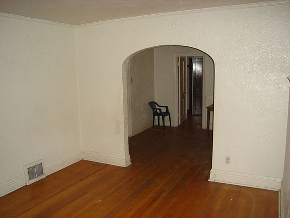 hardwood floors/arched doorways