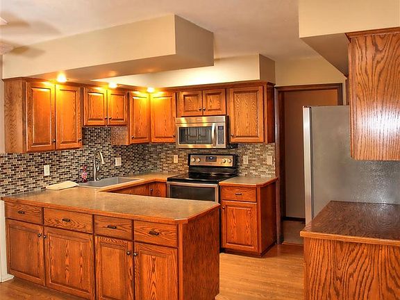 3rd image of 710 Rockhurst Dr