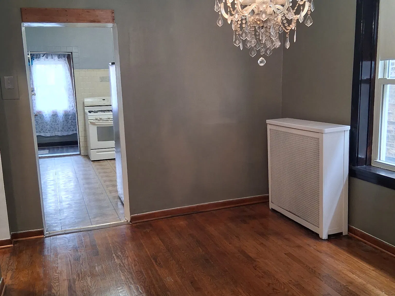 1645 N Mayfield Ave — Photo 4