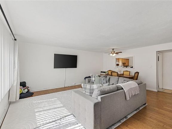 3rd image of 869 S Club House Rd APT 3