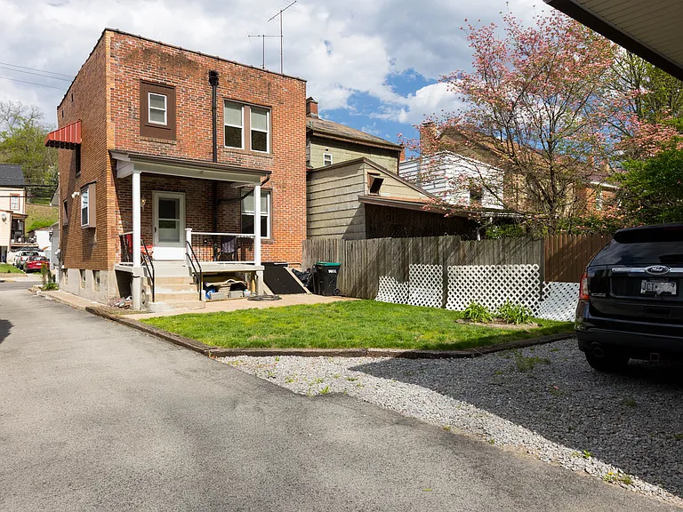 1049 North Ave — Photo 3
