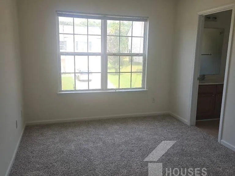 213 Worcester Ln — Photo 13