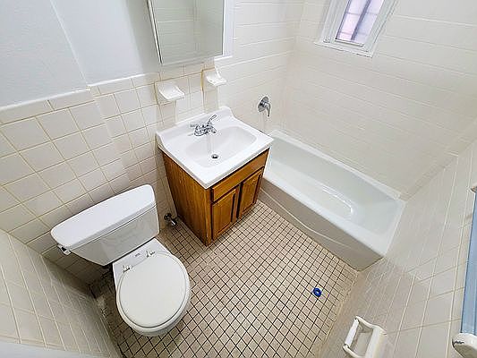 4th image of 1005 Walton Ave APT 6B