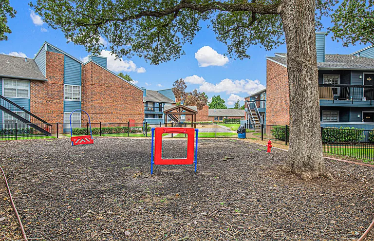 Oaks of Lewisville Apartments — Photo 28