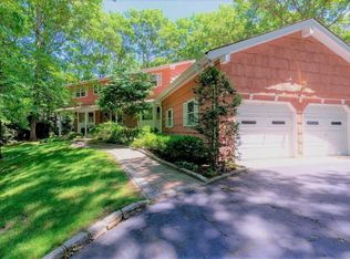 10 Maryland St, Dix Hills, NY 11746