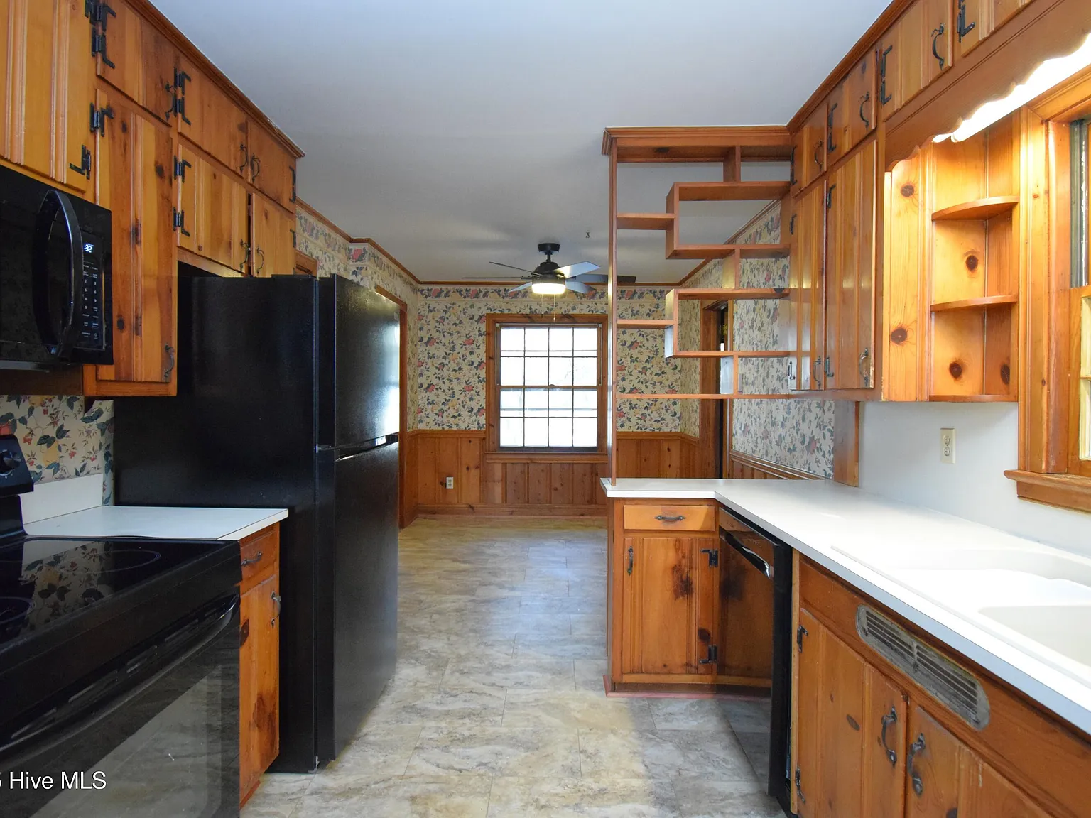 3 bed, 2.0 bath, 1989 sqft, $1,500 — Photo 2