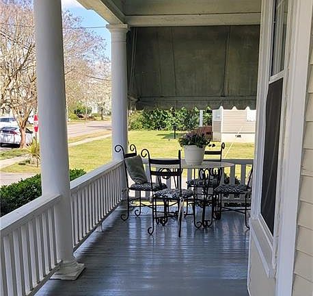 And the porch keeps on going!