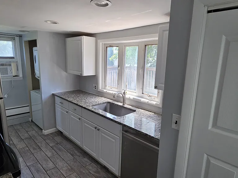 264 Roberts Ave — Photo 1
