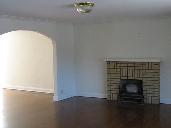 Living Room / fireplace ornamental only