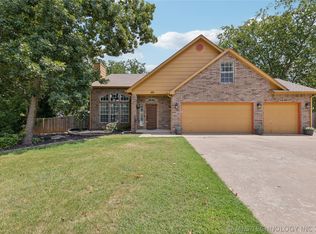 601 W 37th Pl S, Sand Springs, OK 74063