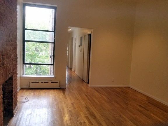 5th image of 687 Lincoln Pl APT 2R