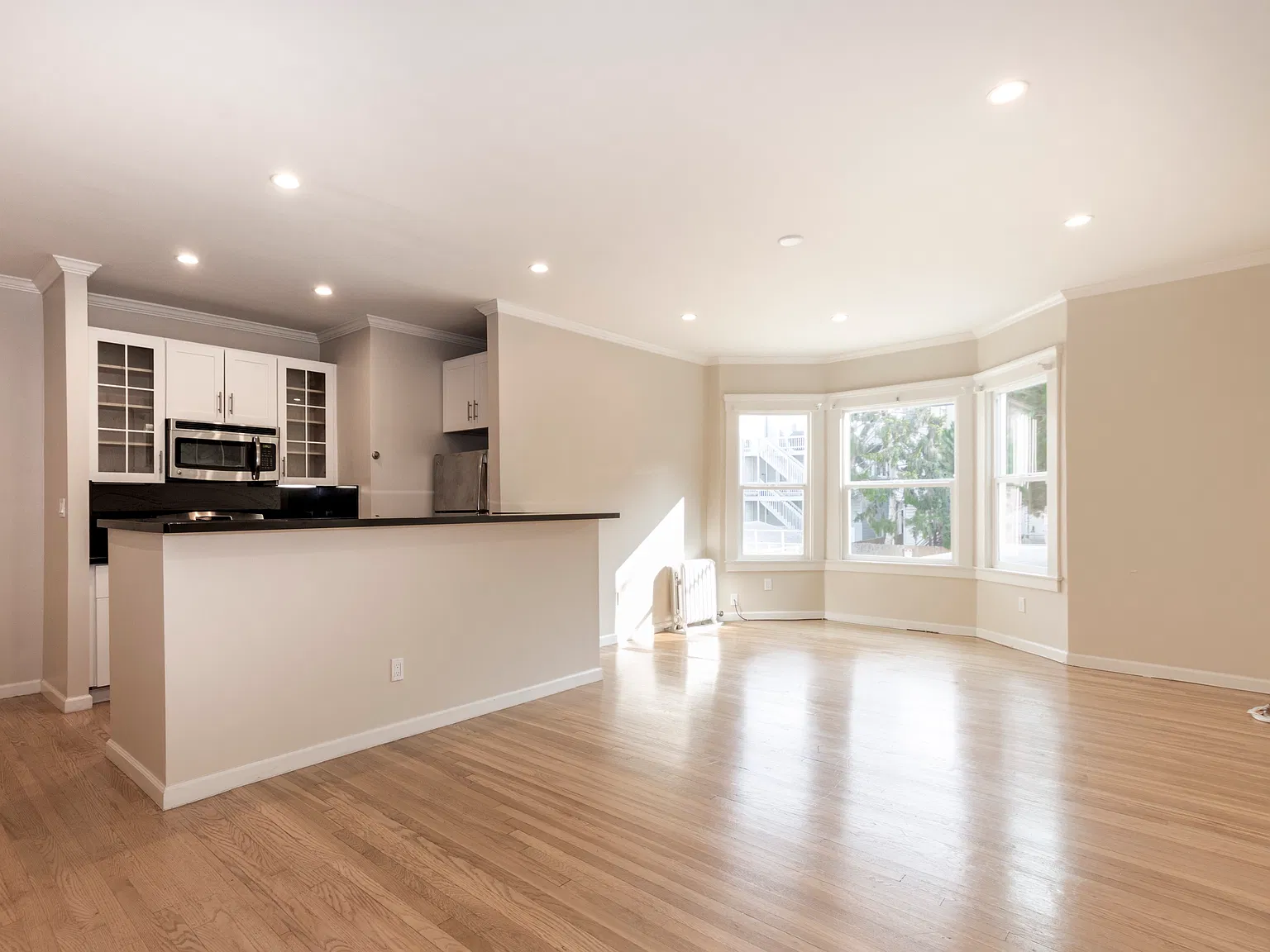 Spacious Marina Junior 1BR/1BA with High Ceilings, In-Unit Laundry & Parking Available — Photo 1