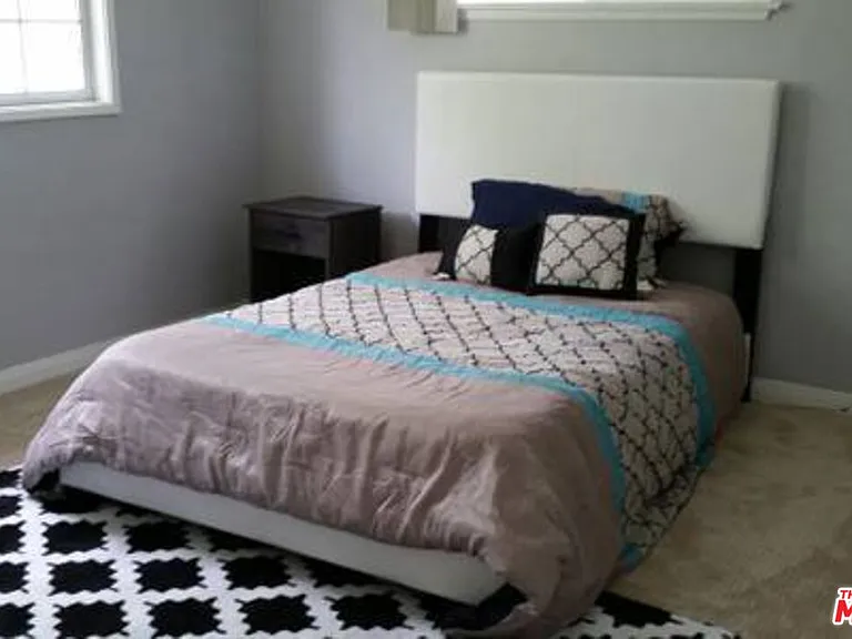 5049 Serrania Ave — Photo 20