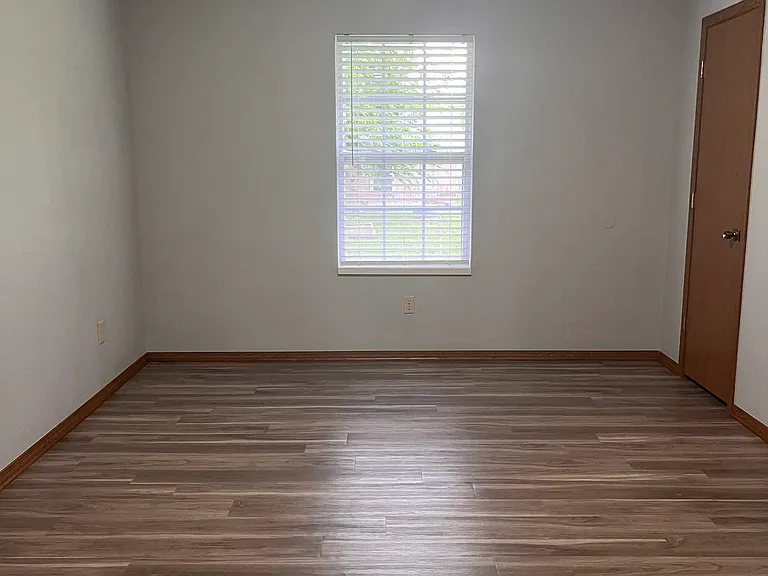 1043 N Redbud Ave — Photo 4